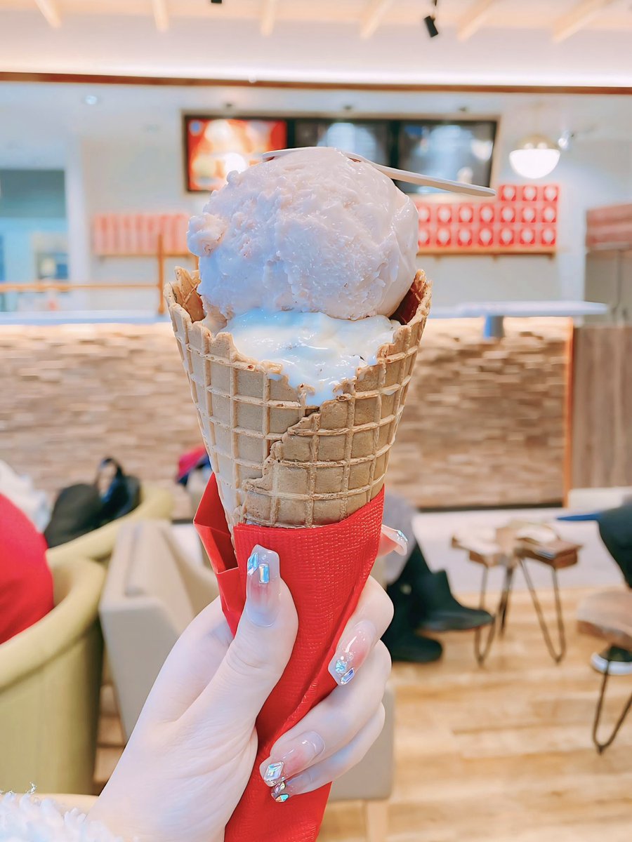 赤坂見附に𝟣月にオープンした
𝖢𝖱𝖤𝖬𝖠𝖧𝖮𝖯🍨

ここアイスが海外サイズ？！で最高でした🤤🤍