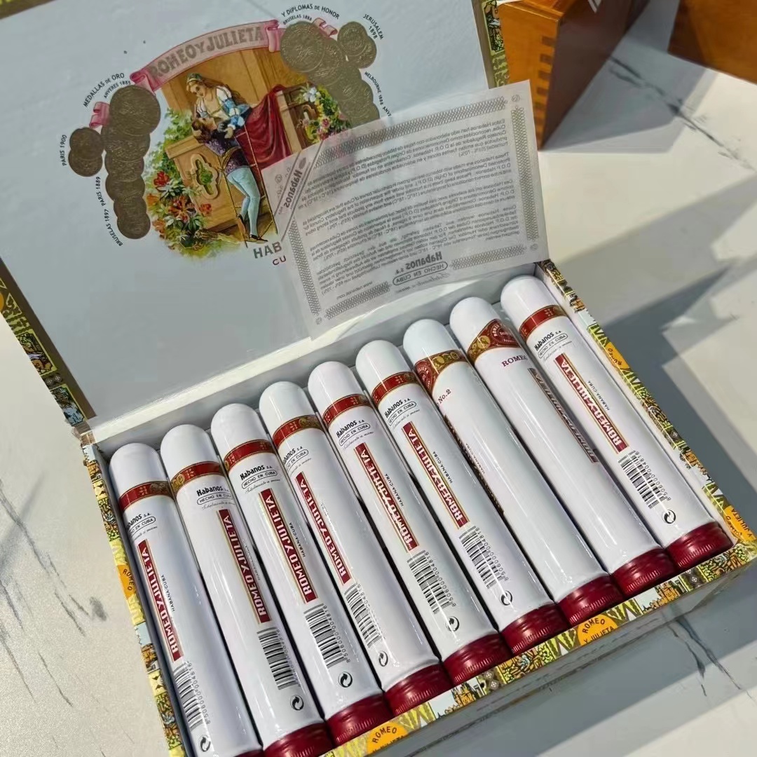 TaiwanCigar's tweet photo. 古巴雪茄 之 入坑推薦羅密歐

Romeo y Julieta No.2 Tubos 鋁管 (25隻裝)
產地：古巴
製造：手工製造
長度：129mm
環徑：42
型號：Petit Corona
濃度： 中等
時間：45-60分鐘
點燃之後，能聞到很新鮮的自然皮革味、泥土味。鼻子上遊蕩著雪松的氣息，焦糖以及甜瓜香，奶油皮革、燃燒非常穩定。 https://t.co/MW7qBTaQ0V