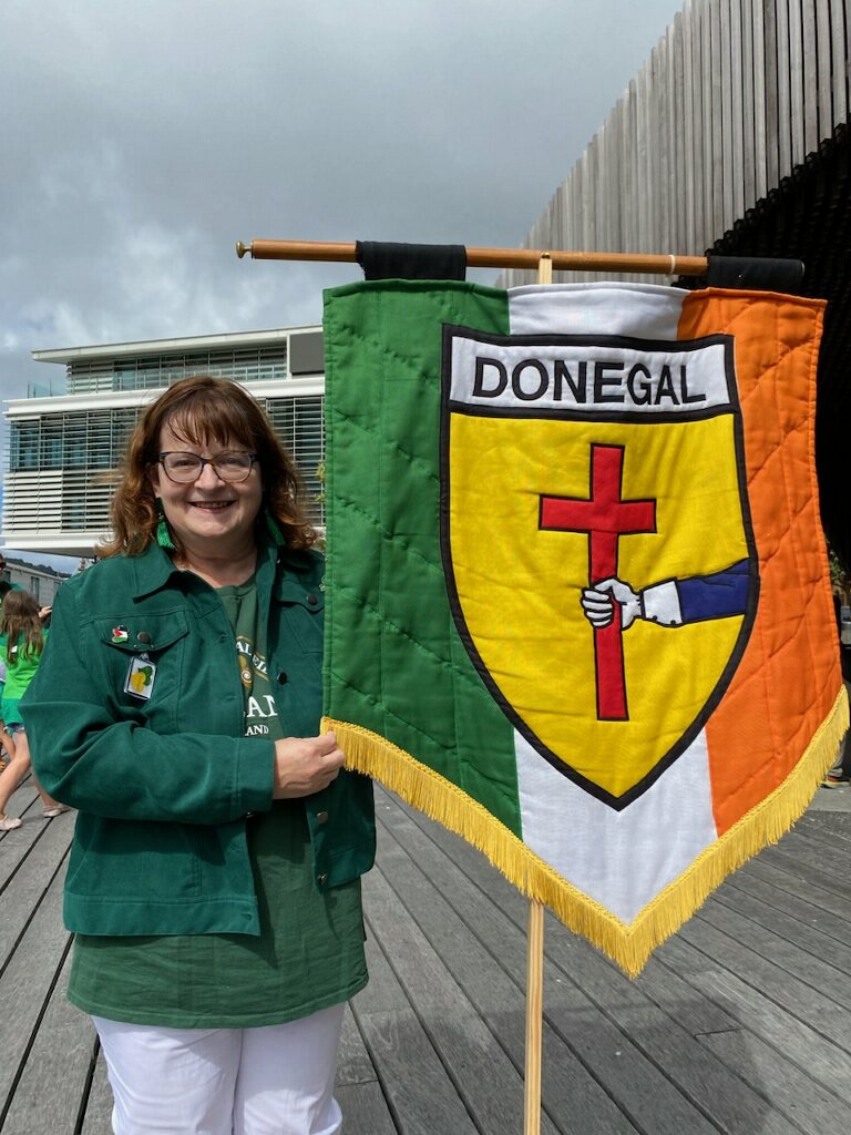 Bhain mé an-sult as Paráid Lá Fhéile Pádraig in Wellington inniu agus bhí mé iontach bródúil as bratach Dhún na nGall a iompar.
~
I really enjoyed the St Patrick's Day  parade in Wellington today and was proud to carry the Donegal flag 💚💛
#100daysofGaeilge #SnaG25
