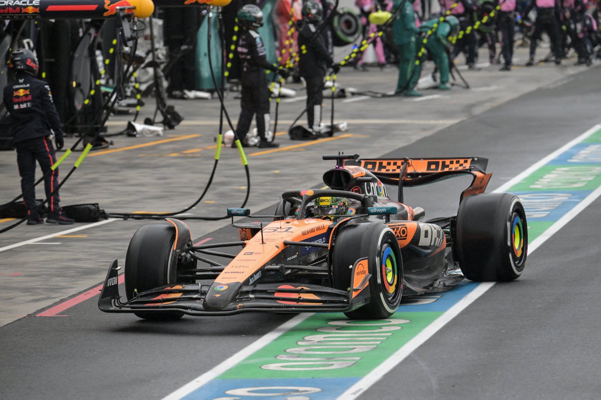 Aaaand breathe 😮‍💨 Here's your top ten on Lap 50 ⬇️

1. Norris
2. Verstappen
3. Russell
4. Albon
5. Antonelli
6. Stroll
7. Hulkenberg
8. Gasly
9. Hamilton
10. Leclerc

Home-hero Piastri is now in 13th position 😢

#F1 #AusGP