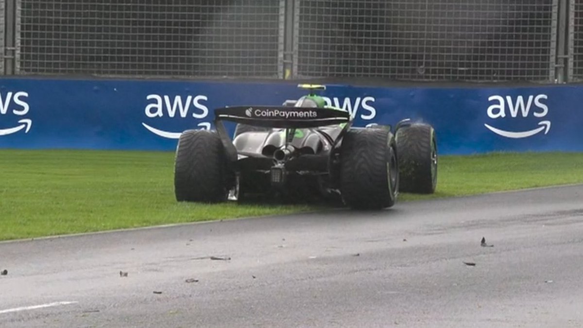 Sport_ActusOff's tweet photo. 🟡 SAFETY CAR ! 

LAWSON ET BORTOLETO PARTENT À LA FAUTE !

Le classement bouge énormément, les Ferraris ont raté le coup du siècle, Norris sauve les meubles…

#F1 #AustralianGP #AusGP https://t.co/SBfSi8ovsH