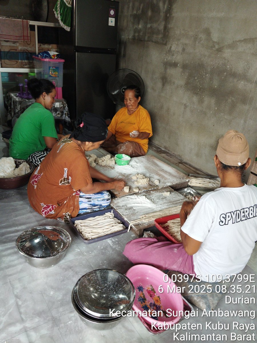 fatmaptk03's tweet photo. Kamis, 6/3/ 2025,Fatmawati, Luhkan Kota Pontianak, di Poklahsar Berkat Kurnia Mandiri Kecamatan Pontianak Timur, melaporkan hasil produksi amplang sebanyak 220 kg dengan harga 150.000/kg
#GiatLuhKanSatminkalBanyuwangi
#LuhLapor https://t.co/kImuiCK90C