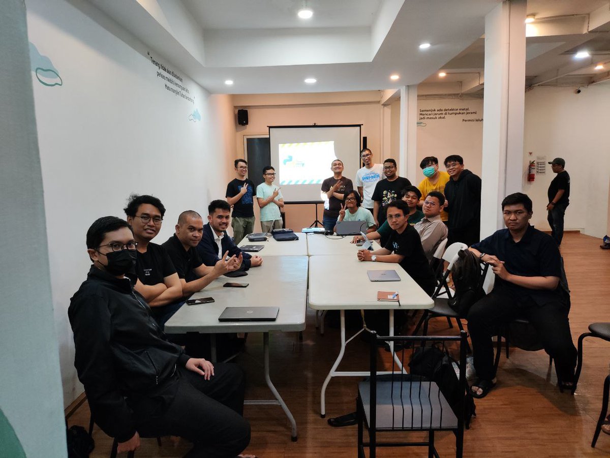 omgembul's tweet image. Sabtu kemaren bukber ama @bandungpy 
Yang tertarik jadi speaker buat meetup2 berikutnya mangga bit.ly/bdgpyspeaker