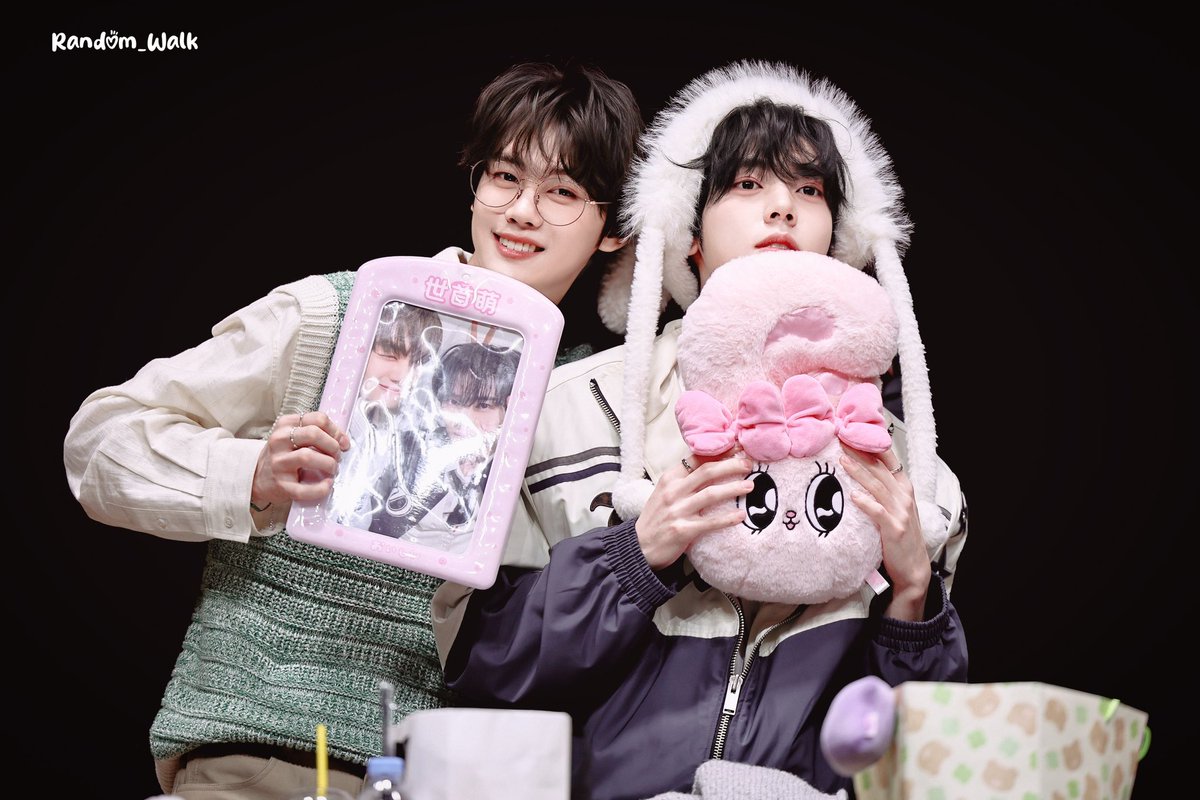 Random_Walk's tweet photo. 250315

Part2

#김규빈 #KIMGYUVIN #한유진 #HANYUJIN #콩딱즈 #kongddakz #제로베이스원 #ZEROBASEONE https://t.co/HSovycjGNM