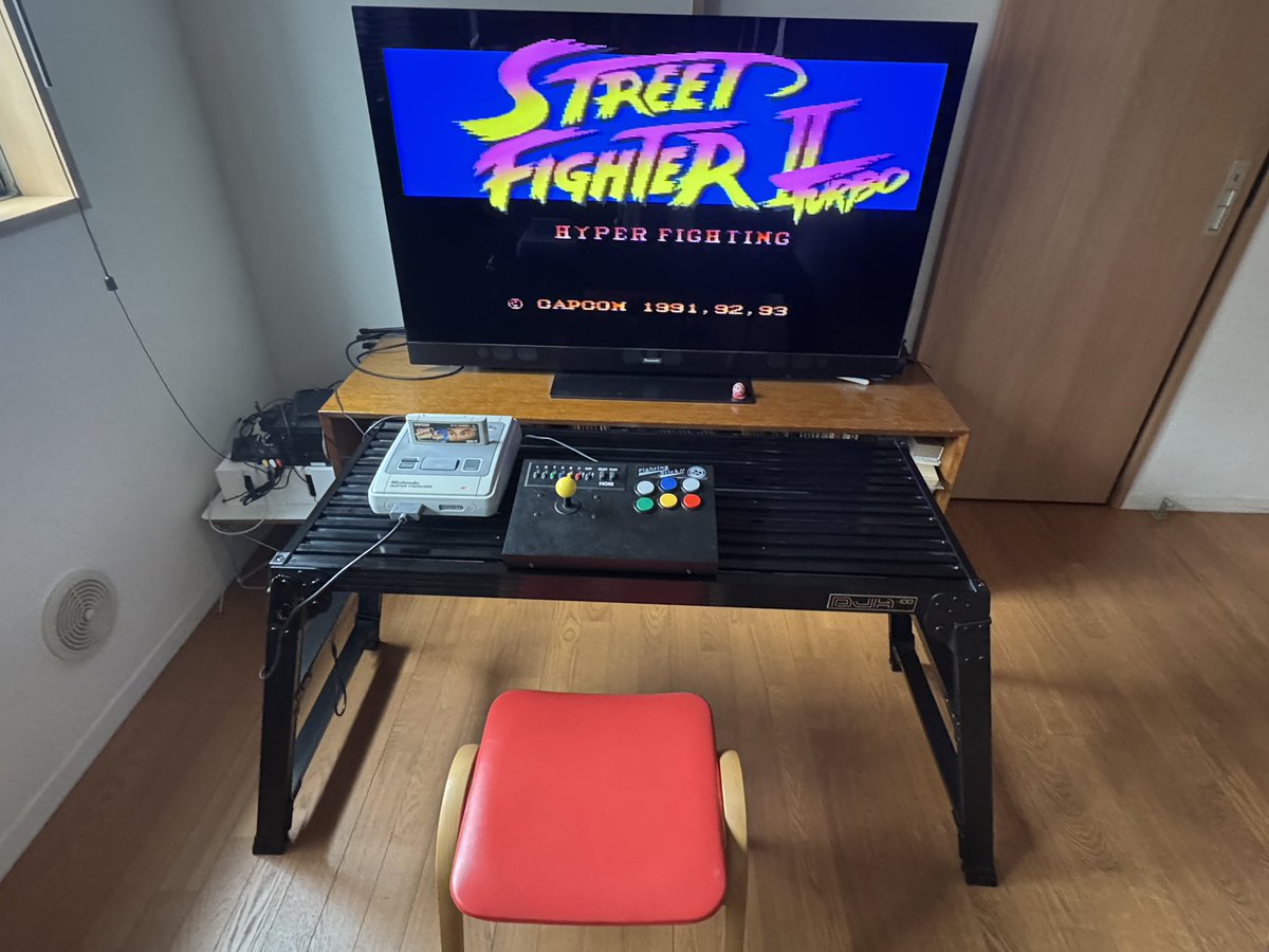 achamania's tweet photo. 長谷川工業のDJH-100がゲーム用の台としてもすごく安定してて良い。そして秋田木工のスツールがゲーセンの椅子っぽくてさらに良い。
#長谷川工業 #DJH100 #秋田木工 #no202 #剣持勇 #SFC #ストリートファイター https://t.co/13VtahyRR7