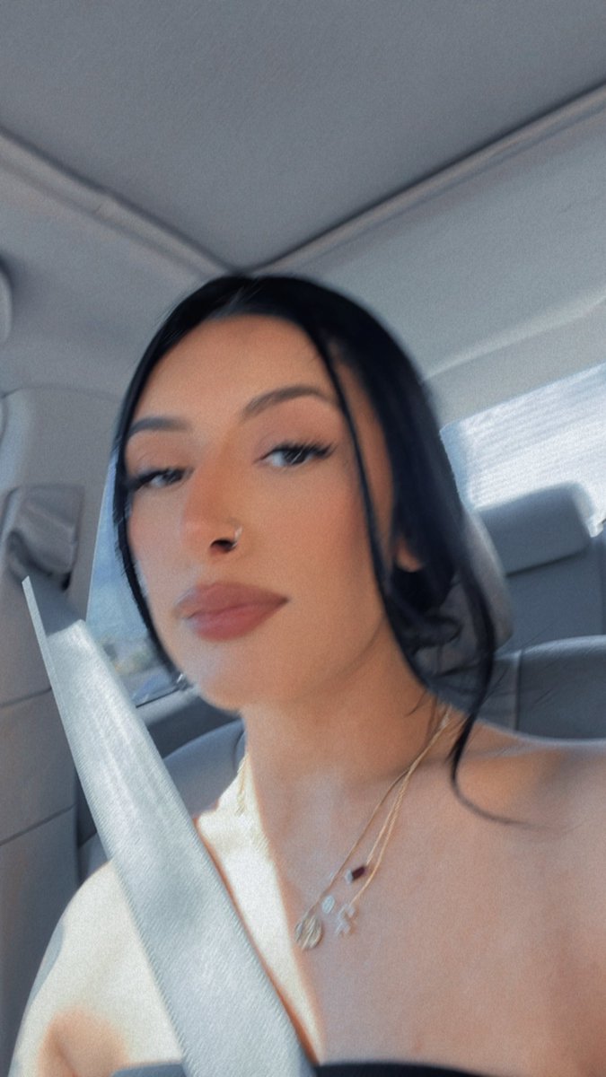 veediiic's tweet photo. I’m so mf pretty 💋 https://t.co/JMN20PKF8J