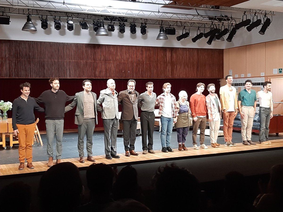 Normalment acostumo a resumir i comentar aquí mateix, per mitjà de diverses piulades, els espectacles que veig. Amb L'HERÈNCIA, però, em veig incapaç d'analitzar i comentar sintèticament res en aquest espai atesa la dimensió de tot allò que tracta l'obra... 👇