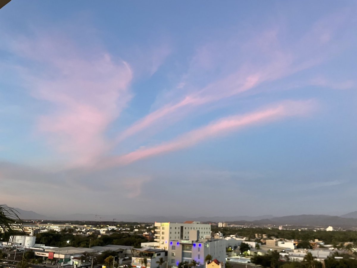 ClaudiaContigo's tweet image. Así como han estado las #Lunas de bellas ; ahora les regalo estas nubes rosas 💕
