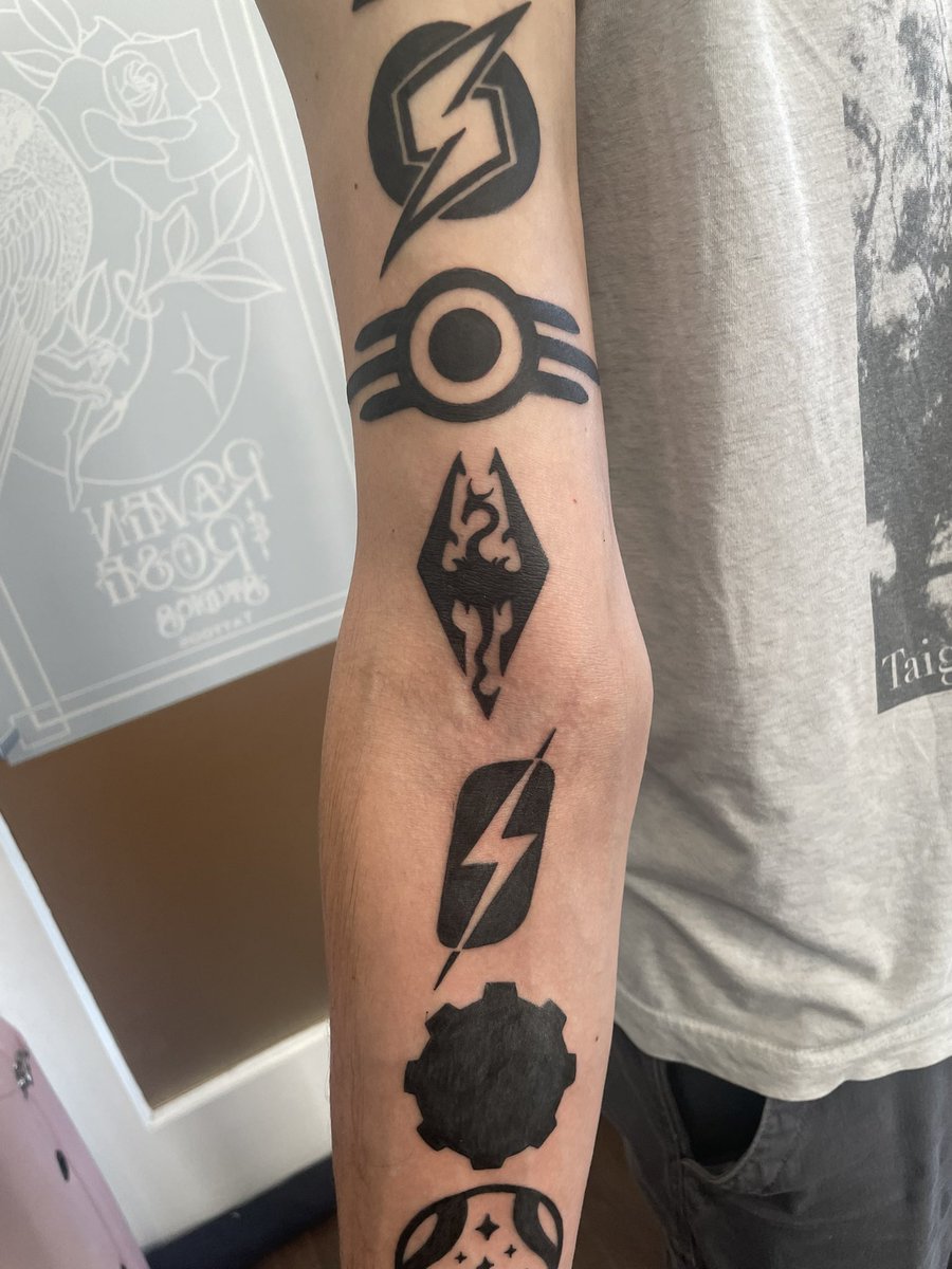 NPurkeypile's tweet photo. I finally did it.

I got every game I’ve shipped as a tattoo.

Bloodrayne 2, Aeon Flux, Metroid Prime 3, Fallout 3, Skyrim, Fallout 4, Fallout 76, Starfield and The Axis Unseen.

🤘 https://t.co/zUe5FamMah
