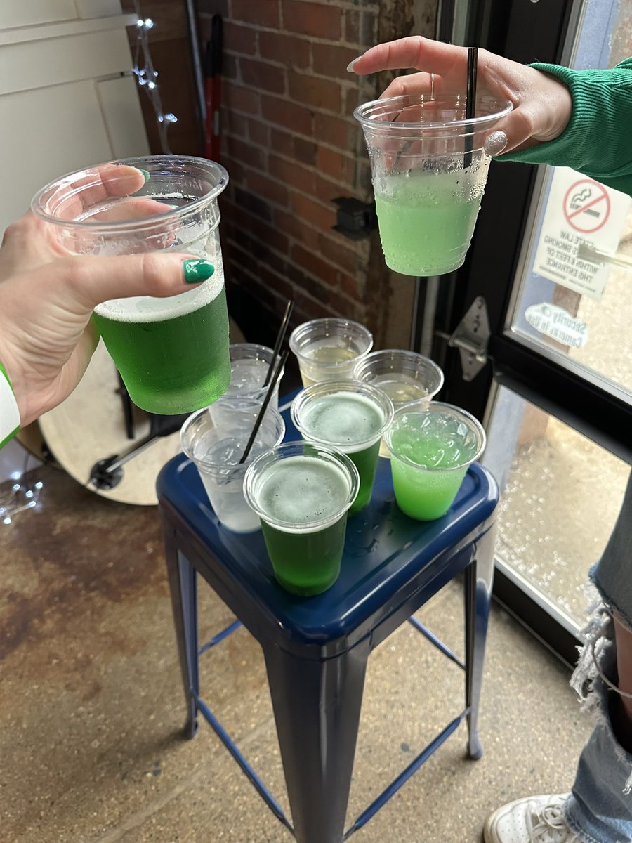 kmichelle33's tweet photo. Green beer? Yes. 🍻💚 https://t.co/mUk7JLsoYN