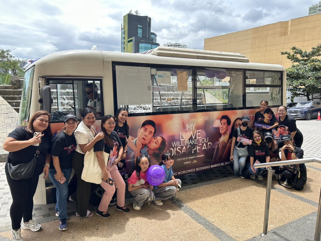 StarCinema's tweet photo. Ang pa-bus na handog, sana nasuklian namin ng kilig na all-out! 🚌

Daghang Salamat sa suporta Cebuanos and @CebuKimPau ✨

Appear din tayo in cinemas worldwide beginning in the Philippines, March 26, 2025 for ‘My Love Will Make You Disappear’, directed by Chad Vidanes. 💖

🎟️ Book your tickets now! 

SM 
https://t.co/d7ILv6FZwt 

#MyLoveWillMakeYouDisappear
#LOVEAPPEARSinCebu