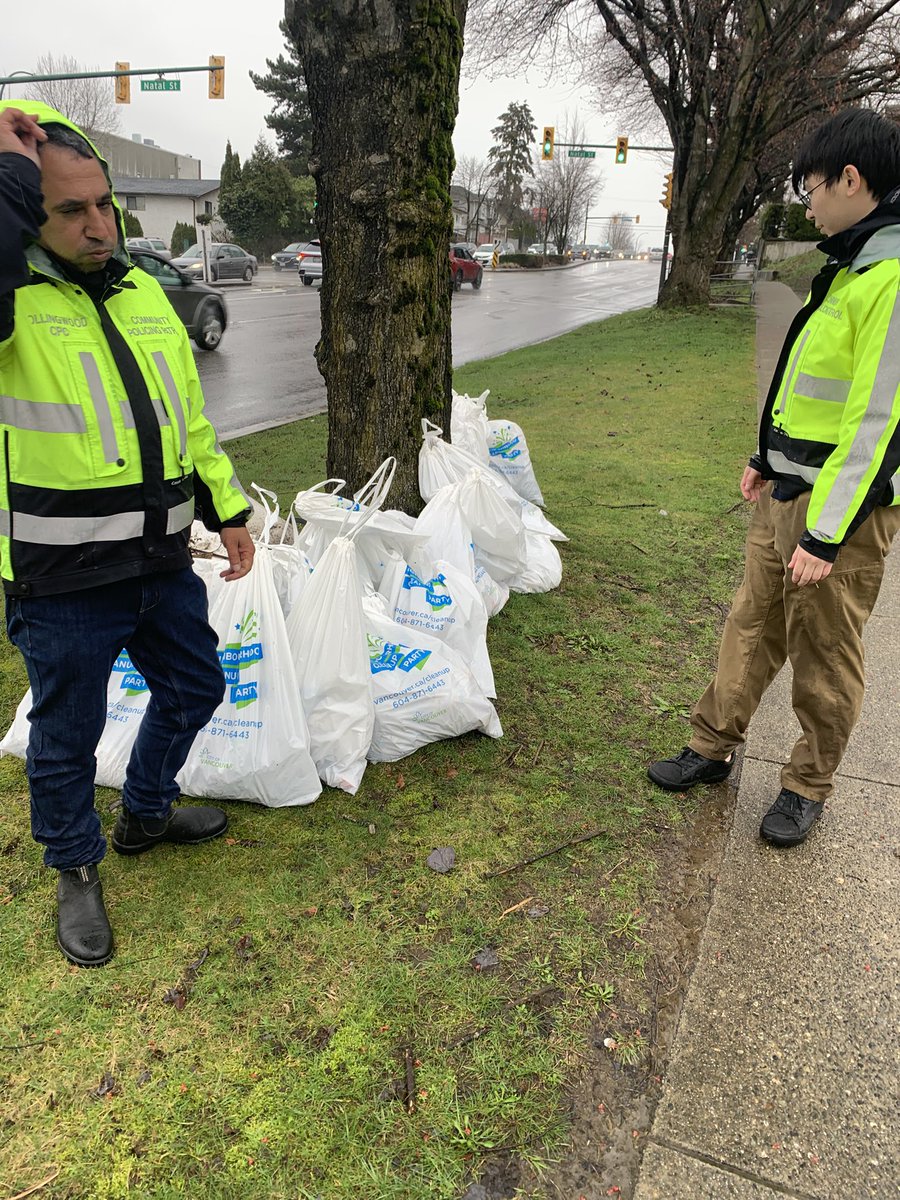 CollingwoodcpcC's tweet photo. 3/3
@CollingwoodCPC #volunteers &amp; staff #madeadifference in
#Vancouver #community by helping w/ #cleanup organized by the @CityofVancouver,
This 2hr Neighbourhood Cleanup Party was successful, looking @  the # of bags collected in a short time.
Looking forward to the next event. https://t.co/ZkThuWLVjZ