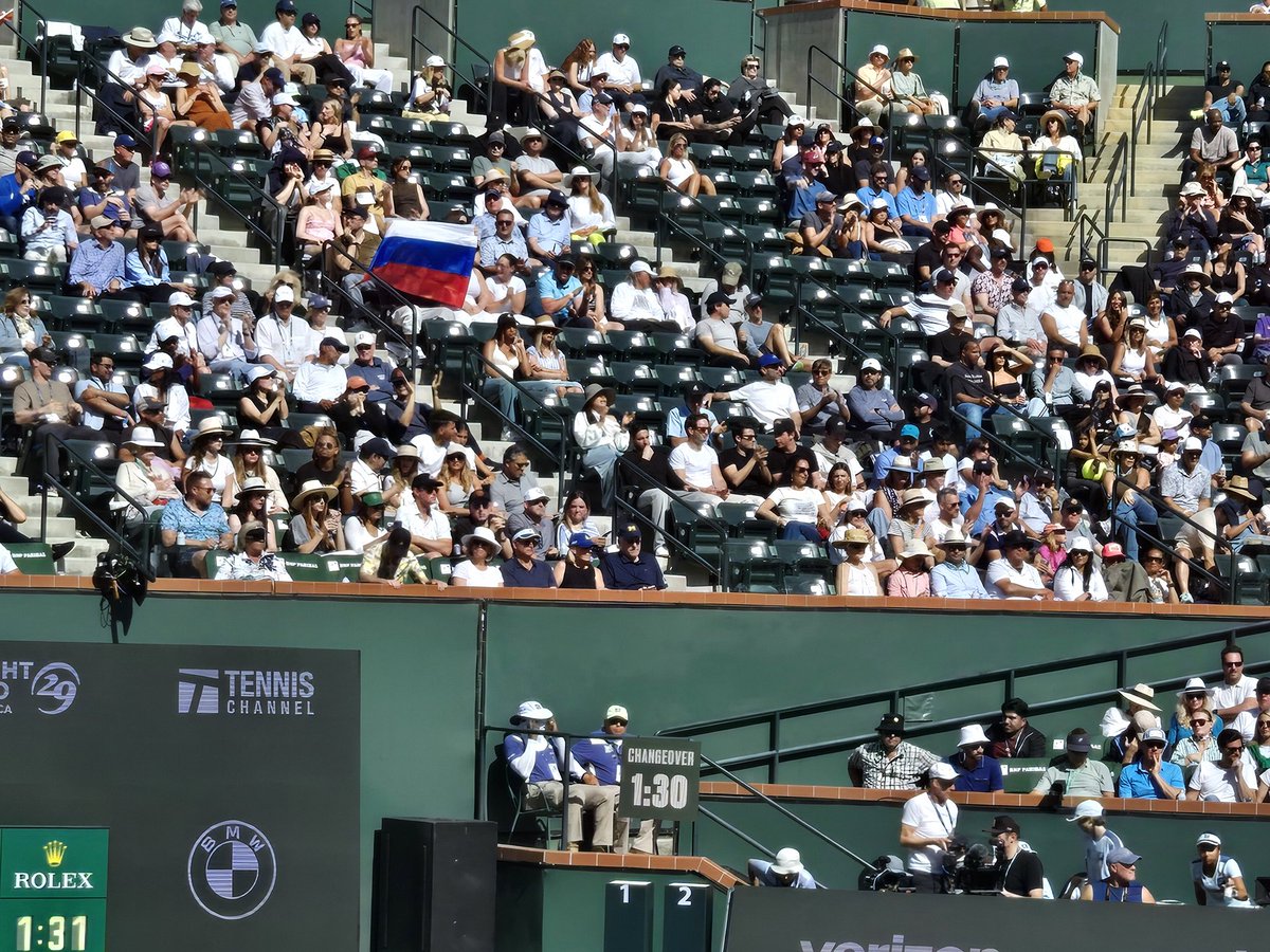 Public display of #Russian flags, despite the sanctions, at #BNPParibasOpen in #Indianwells is yet another result of current US administration's pro-Kremlin policies. #tennis