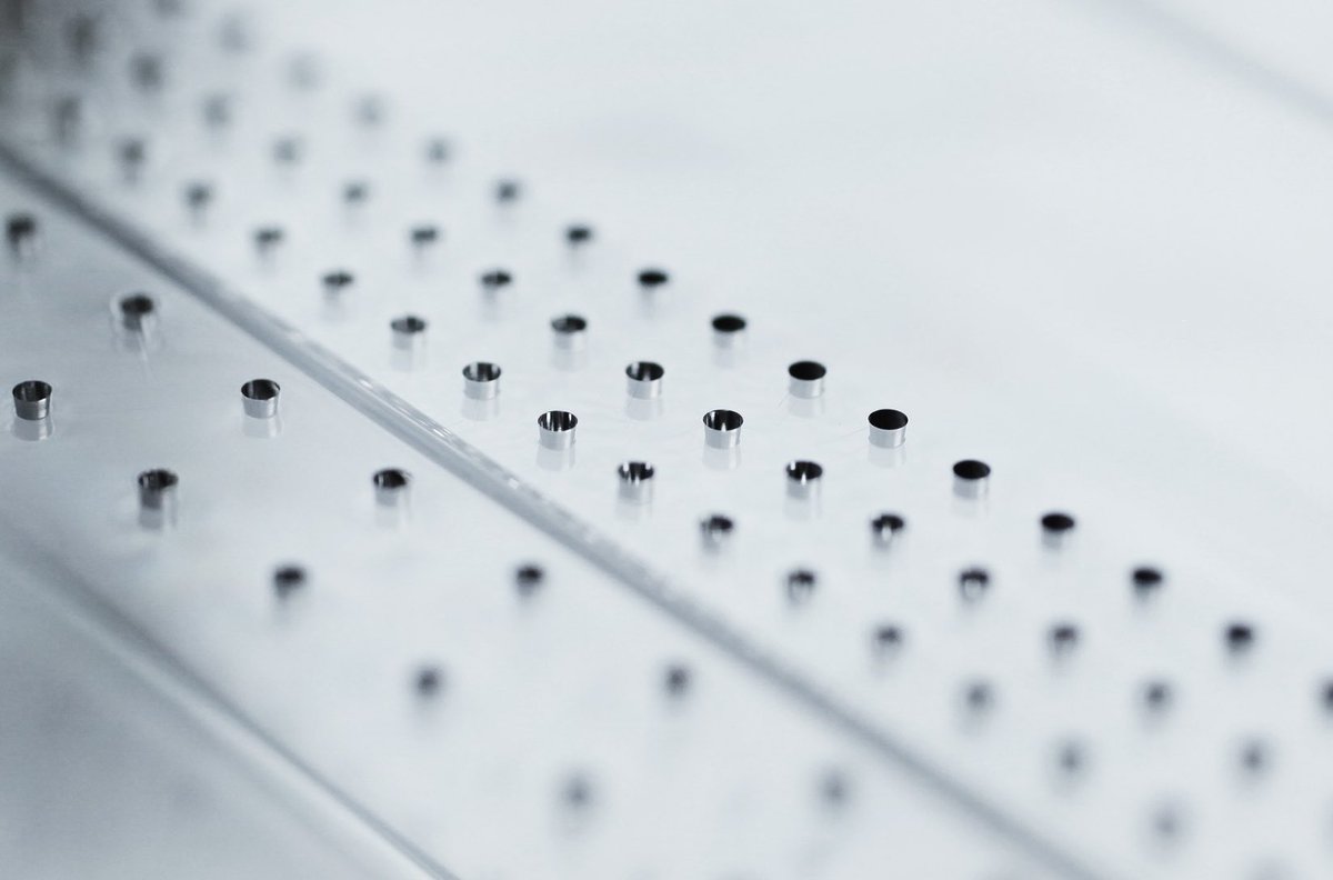 takuma_yamazaki's tweet photo. ちなみにPxDT(ピクシーダストテクノロジーズ社)が開発した新しい吸音材「iwasemi RC-α」は、透明かつ硬質でありながら緻密に計算された穴の形と内部構造で音を吸い込むというヤバいプロダクトなのでもっと注目されていい(凄すぎて伝えきれてない)美術館などの施設との相性もいい外観と思うのでぜひ https://t.co/7o8Me8sRGj