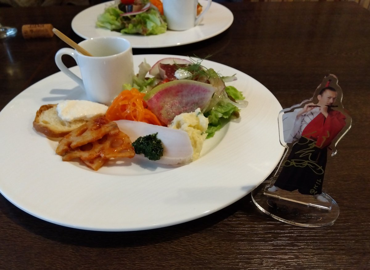 iseno_satomi's tweet photo. 信さま、ecaoさんのBランチだよ。パスタに前菜の盛り合わせドリンクが付いて1800円。お得👍
ベーコンの芳醇な香りにきぬさやの彩りが相まってサイコーに美味でした😍
25/03/15
#ecao #イタリア料理
#毎度何食っても美味え
#特に鶏ハムが美味え https://t.co/98oiw4H18d