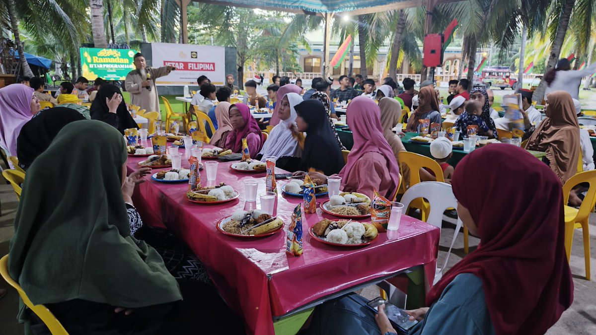 haluanmalaysia's tweet photo. 𝗗𝗔𝗩𝗔𝗢 𝗢𝗥𝗜𝗘𝗡𝗧𝗔𝗟, 𝗠𝗜𝗡𝗗𝗔𝗡𝗔𝗢, 𝟭𝟱 𝗠𝗮𝗰/𝟭𝟰 𝗥𝗮𝗺𝗮𝗱𝗮𝗻 - Komuniti Muslim termasuk mualaf berbuka puasa di perkampungan RIDC di Dahican, Mati City.

Teruskan sokongan anda di https://t.co/ZvDLJoqdqB. https://t.co/fnptOs1P2X