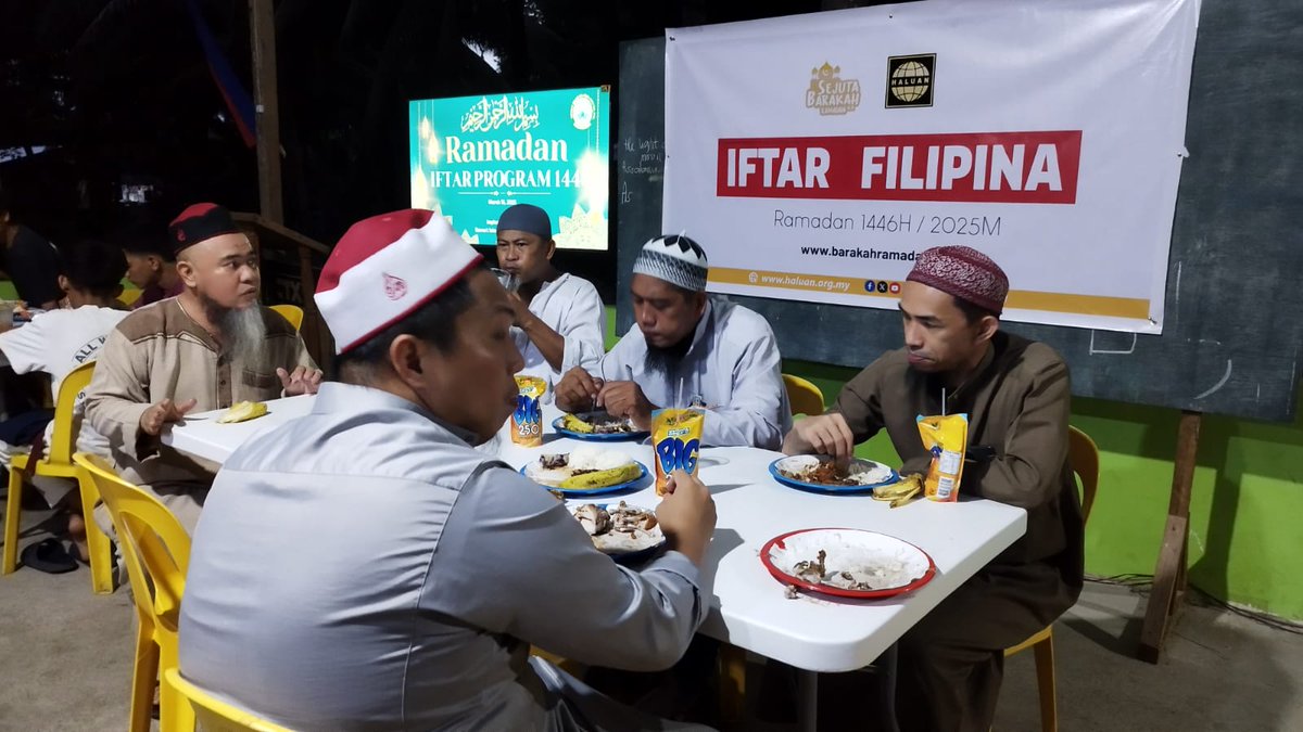 haluanmalaysia's tweet photo. 𝗗𝗔𝗩𝗔𝗢 𝗢𝗥𝗜𝗘𝗡𝗧𝗔𝗟, 𝗠𝗜𝗡𝗗𝗔𝗡𝗔𝗢, 𝟭𝟱 𝗠𝗮𝗰/𝟭𝟰 𝗥𝗮𝗺𝗮𝗱𝗮𝗻 - Komuniti Muslim termasuk mualaf berbuka puasa di perkampungan RIDC di Dahican, Mati City.

Teruskan sokongan anda di https://t.co/ZvDLJoqdqB. https://t.co/fnptOs1P2X