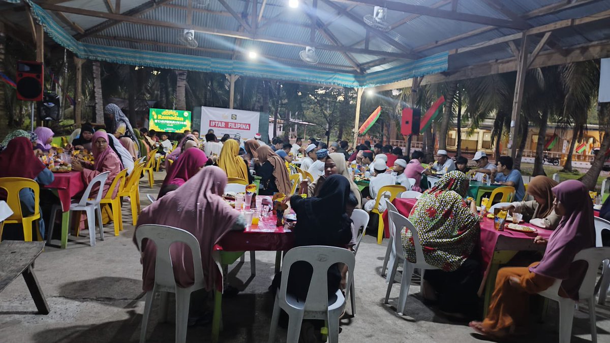 haluanmalaysia's tweet photo. 𝗗𝗔𝗩𝗔𝗢 𝗢𝗥𝗜𝗘𝗡𝗧𝗔𝗟, 𝗠𝗜𝗡𝗗𝗔𝗡𝗔𝗢, 𝟭𝟱 𝗠𝗮𝗰/𝟭𝟰 𝗥𝗮𝗺𝗮𝗱𝗮𝗻 - Komuniti Muslim termasuk mualaf berbuka puasa di perkampungan RIDC di Dahican, Mati City.

Teruskan sokongan anda di https://t.co/ZvDLJoqdqB. https://t.co/fnptOs1P2X