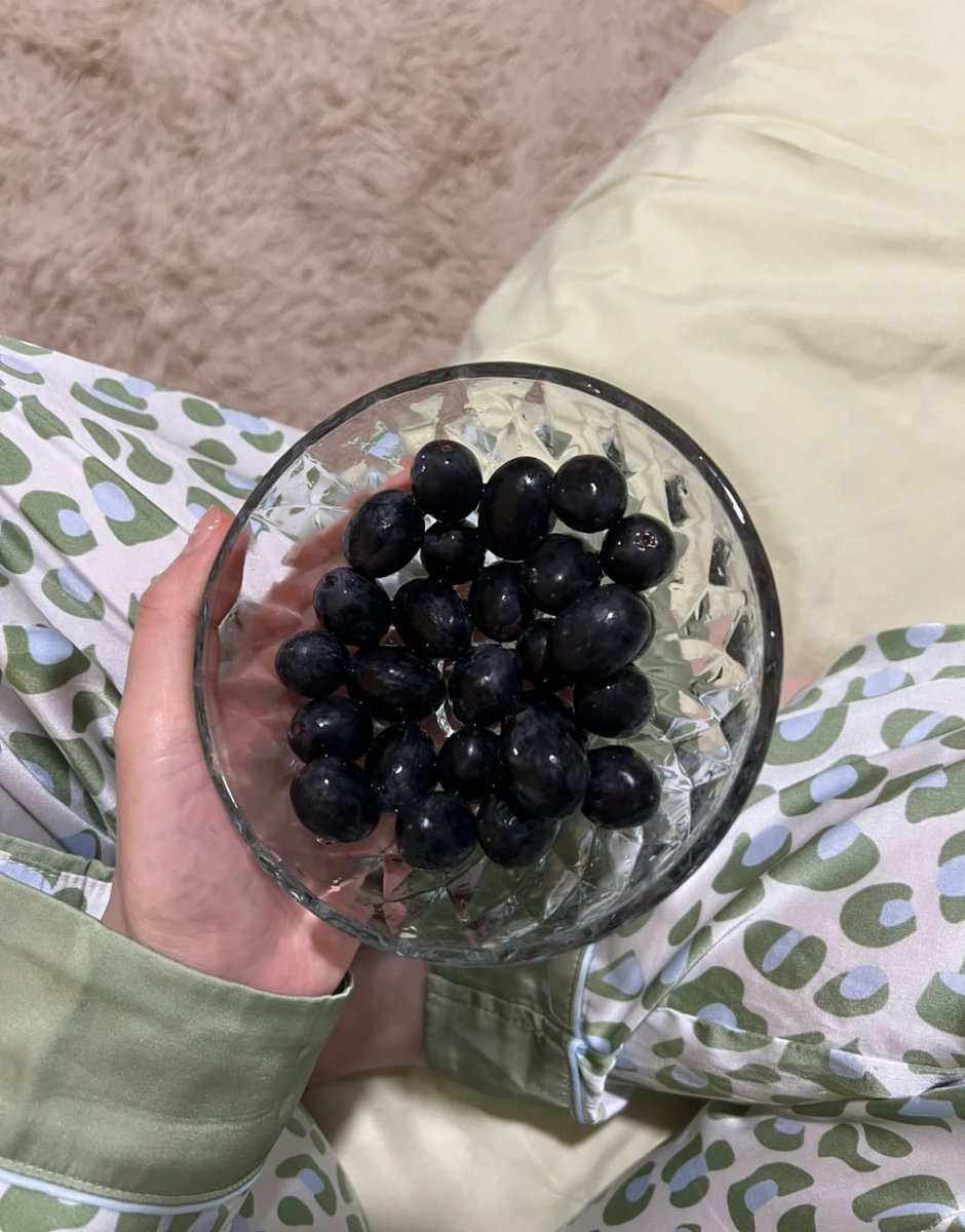 I really love to eat fruits, especially all kinds of berries and grapes. I ordered some fruits in the middle of the night. The black grapes and mangosteen tasted icy after being refrigerated, and they were so sweet to my heart.
#UnitedStates #fruits #bed #NewYork