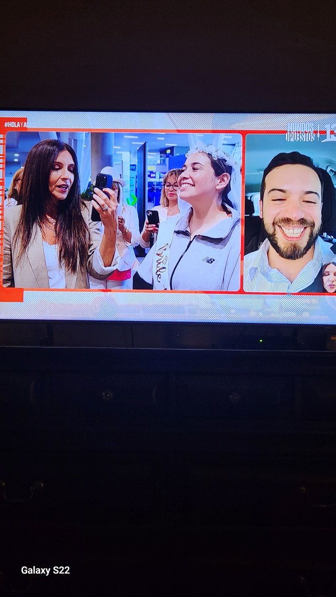 LuzSez's tweet photo. Que me he reído con la novia y las tias que se van a Miami jajajaja y la tía casada lo dice con una pena jajaja #karlaConstant #holayadios que disfruten el viaje! #canal13 https://t.co/lsVJF8jj6V
