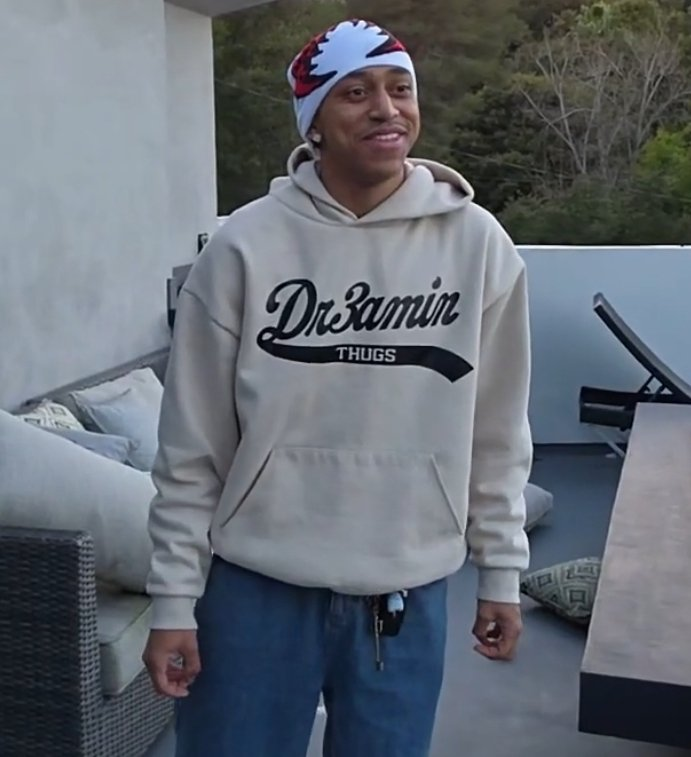 CLAN - CLAN litmus フォトプリントトップス Yugi repping Clix' clothing brand 'DR3AMIN' 🔥