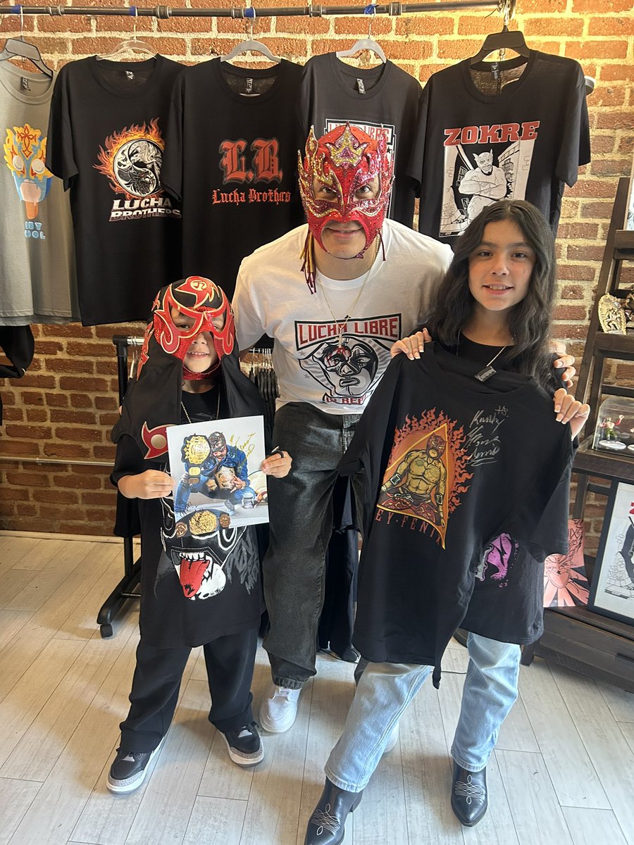 Hello_AdriiGee's tweet photo. 👀👀 Esperamos muchas cosas grandes de ti @ReyFenixMx Gracias por ser tan amable con mi familia 👏🏻 #reyfenix #lucha https://t.co/12ViKH4pI6