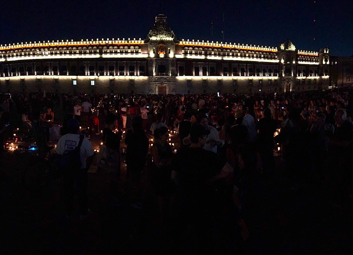 CentroProdh's tweet photo. Frente a decenas de zapatos y veladoras, familias y personas solidarias continúan en el #Zócalo #CDMX en la protesta pacífica para exigir justicia frente a la crisis de desaparición en el país. 

#Justicia #Verdad #Memoria https://t.co/bflXyqxLBQ