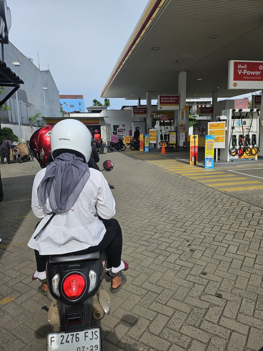 Shell sekarang antri dobelnya. Antri isi sama antri bayar HAHAHA