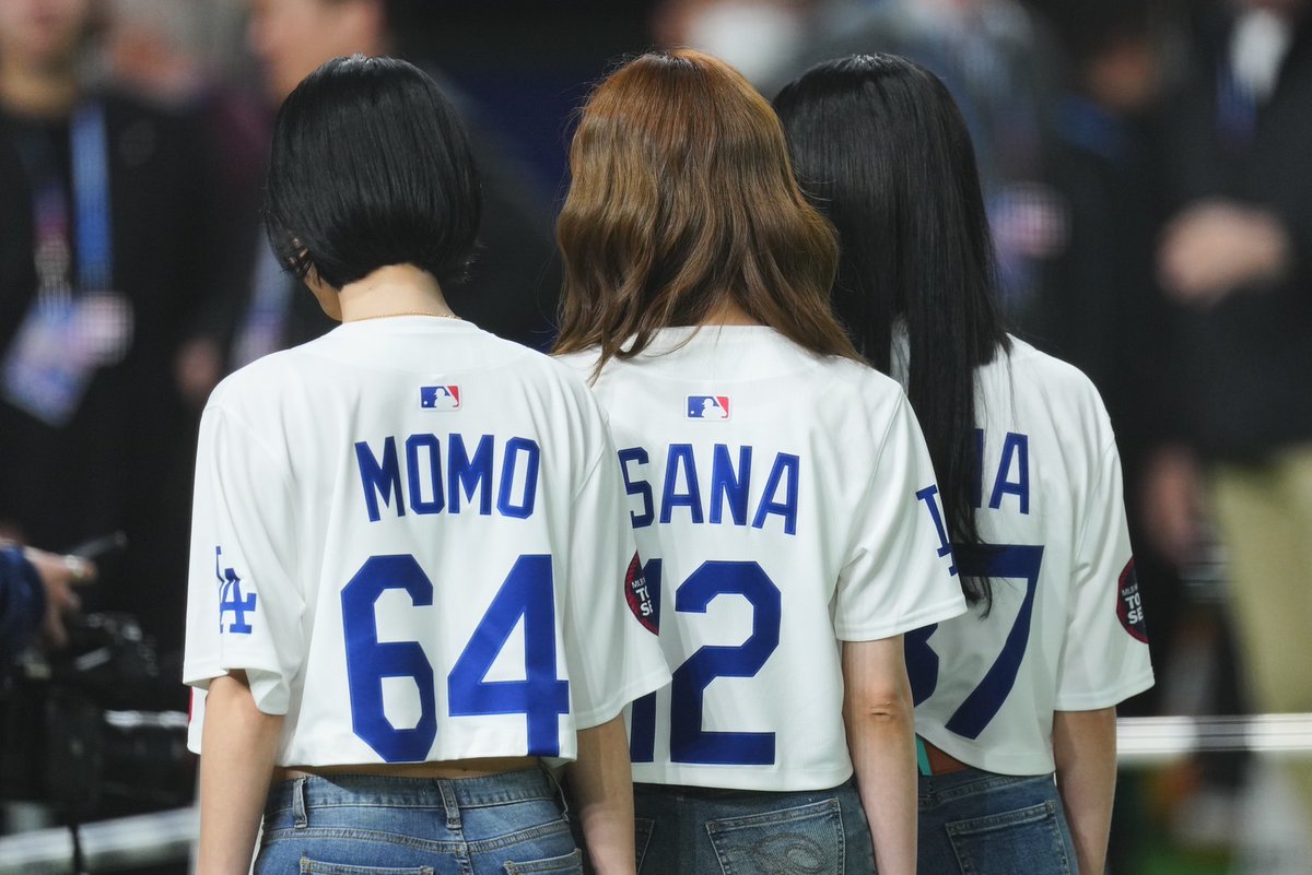 #ドジャース - #阪神 戦の始球式を担当する #MISAMO が登場✨✨

大人気アイドルの登場にカメラマン殺到📸

東京ドームは騒然となりました‼️

Photo by  Chise Nakatagogawa / THE ANSWER, Yuji Arakawa

#TokyoSeries