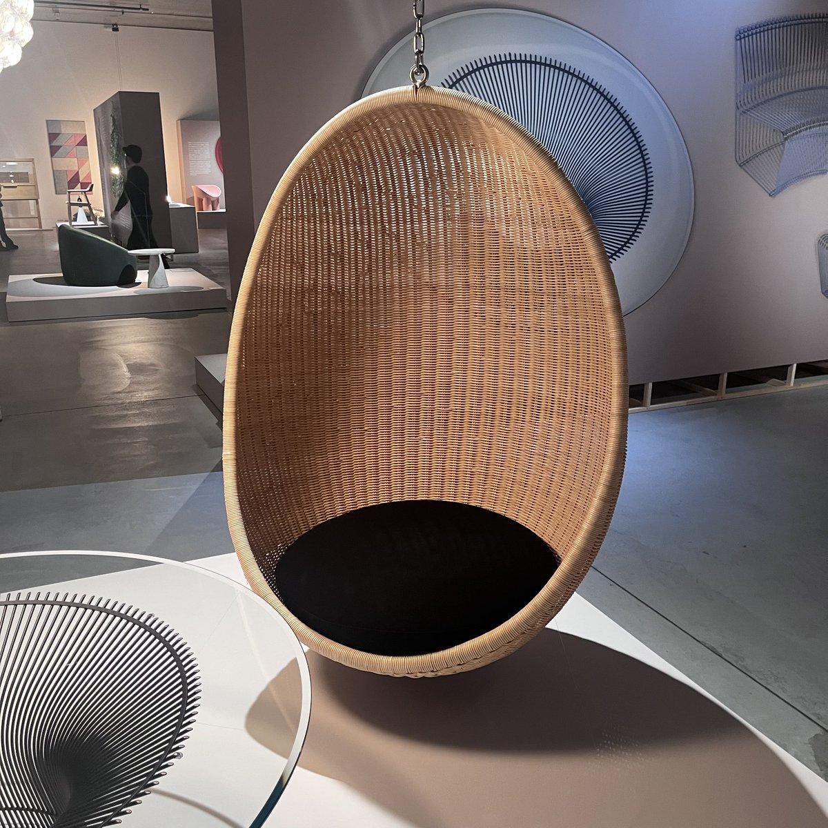 【ハンギングエッグチェア】
ヨルゲン＆ナナ・ディッツェル夫妻がデザイン。

1957年に創られたものだが、当時は「椅子の脚をどう目立たなくするか」
が課題のトレンドだったようで、実際、チューリップチェアや、ココナッツチェアなど、様々な形状の脚がデザインされている。