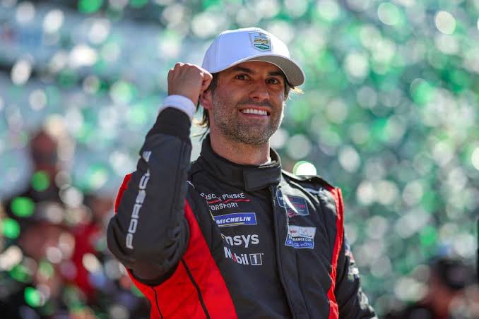 42mathias_'s tweet photo. Luiz Felipe de Oliveira Nasr, um dos melhores pilotos do mundo na atualidade. Vencedor das 12 Horas de Sebring, pela primeira vez desde 2016, um piloto varre as 36 Horas da Flórida (contando Daytona).

Nasr está a uma vitória da Glória. Se ele levar as 24 Horas de Le Mans. Se ele vencer o clássico francês, o brasileiro será o primeiro de todos os tempos a vencer as três principais corridas endurance no mesmo ano!! O que Ken Myles não pôde desfrutar e não conseguiu. Estamos testemunhando a história!!

De renegado/chutado da Fórmula 1, ele se torna o ás de espadas da maior equipe do mundo, a Penske! 🏁🇧🇷