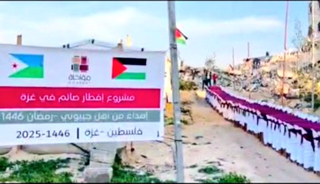 View_of_Djib's tweet photo. 🇩🇯🇵🇸 Djibouti, fidèle à son soutien envers la Palestine, offre un iftar à Gaza

Le 15e jour du mois de Ramadan marque la moitié de ce mois béni. Le peuple djiboutien, reconnu pour sa générosité hors pair, a offert un iftar collectif à des familles palestiniennes à Gaza. Ainsi, Djibouti, et en premier lieu son président Ismail Omar Guelleh, restent fidèles à leur soutien envers la Palestine face à l'agression.

#Palestine #Gaza #Djibouti #Ramadan