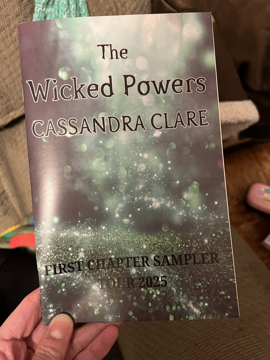 holyfrickattoni's tweet photo. She said that I brought her favorite book to sign (Clockwork Princess) and showed her my Clockwork Princess earrings (by the amazing @jinxlivias). She thought they were so cool and she wished she had known about them because she would have bought some. https://t.co/93EHnbWPDX