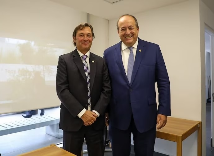 BotCheckerCL's tweet photo. Angel Valencia representó a Patricio Cooper en causa por prevaricación (juez o un funcionario dicta a sabiendas una resolución injusta.). 
Cooper fue finalmente sobreseído y terminó designado como Fiscal Regional de Coquimbo. https://t.co/gDzL9cxFjq