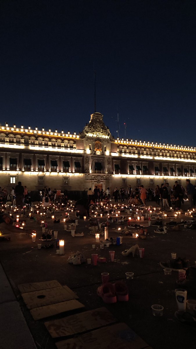 VeroTeigeiro's tweet image. Me da gusto que, entre todo lo malo, sí hay bastante gente en la vigilia del Zócalo (mi camarita no puede hacer justicia como para que se vea la plancha). Neta ya es insoportable vivir en este país.