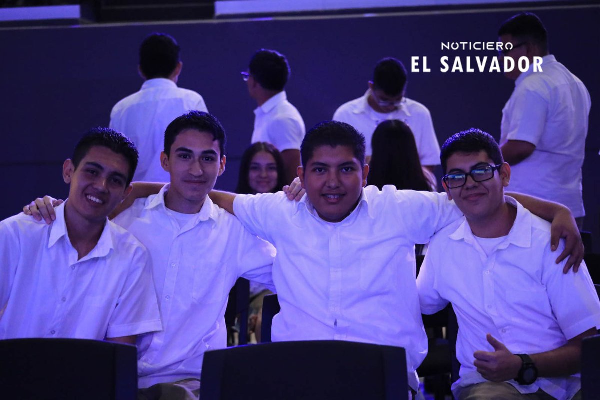 NoticieroSLV's tweet photo. Esta iniciativa tiene como objetivo garantizar que los jóvenes del país tengan las herramientas para construir un futuro mejor. https://t.co/53MLph0fth
