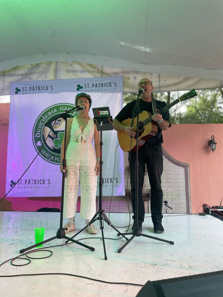 TravelTimesPlus's tweet image. Uno de los momentos más esperados del #StPatricksWeekend de @DestileriaSP era la presentación de David Ruvics ☘️