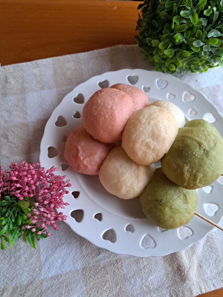 hirohomemade's tweet photo. 三色団子パン🍡
春も日に日に近付いてると感じる今日この頃🌸という事で(？)三色団子のパンを作ってみました🍡
パンはピンクはビーツ粉末 緑は抹茶で着色し、中はピンクは桜餡 白はこし餡 緑は抹茶餡を、それぞれに求肥と一緒に包みました。竹串を刺して、フォルムはまさに三色団子👏 https://t.co/jM4asCdhdN