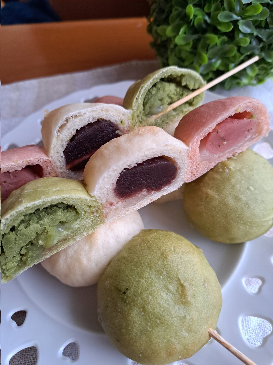 hirohomemade's tweet photo. 三色団子パン🍡
春も日に日に近付いてると感じる今日この頃🌸という事で(？)三色団子のパンを作ってみました🍡
パンはピンクはビーツ粉末 緑は抹茶で着色し、中はピンクは桜餡 白はこし餡 緑は抹茶餡を、それぞれに求肥と一緒に包みました。竹串を刺して、フォルムはまさに三色団子👏 https://t.co/jM4asCdhdN