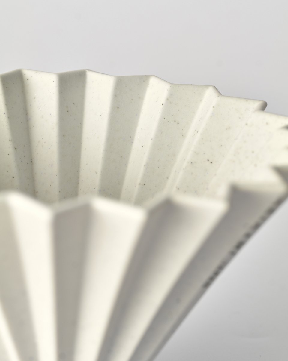 KurasuStore's tweet photo. ORIGAMI ReWork ドリッパーが新発売！
陶磁器を再利用し、環境に配慮した新しいドリッパーが誕生。

洗練されたデザインと機能性を兼ね備えた
このドリッパーで、環境に配慮した一杯を。

コーヒーを楽しみながら、
未来のことも一緒に考えてみませんか？☕️

詳細はURLから
https://t.co/fV3CZqLzWg https://t.co/mOzllW4GDR