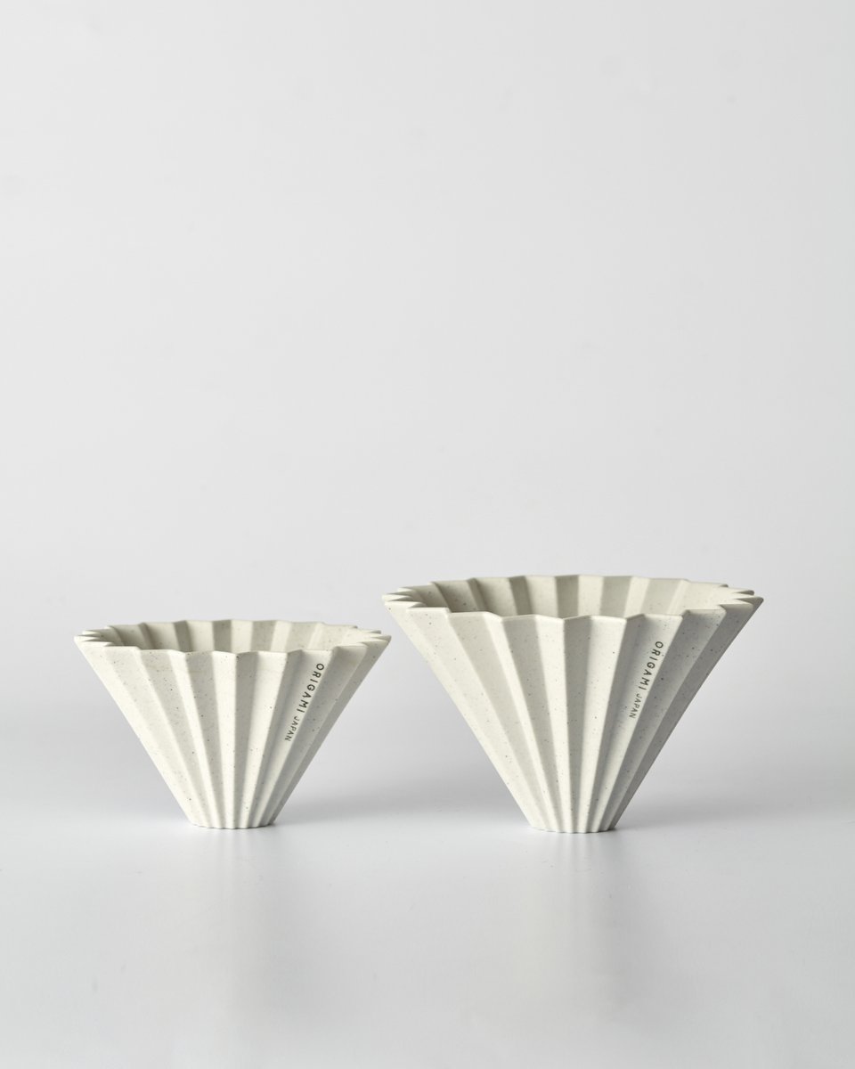 KurasuStore's tweet photo. ORIGAMI ReWork ドリッパーが新発売！
陶磁器を再利用し、環境に配慮した新しいドリッパーが誕生。

洗練されたデザインと機能性を兼ね備えた
このドリッパーで、環境に配慮した一杯を。

コーヒーを楽しみながら、
未来のことも一緒に考えてみませんか？☕️

詳細はURLから
https://t.co/fV3CZqLzWg https://t.co/mOzllW4GDR