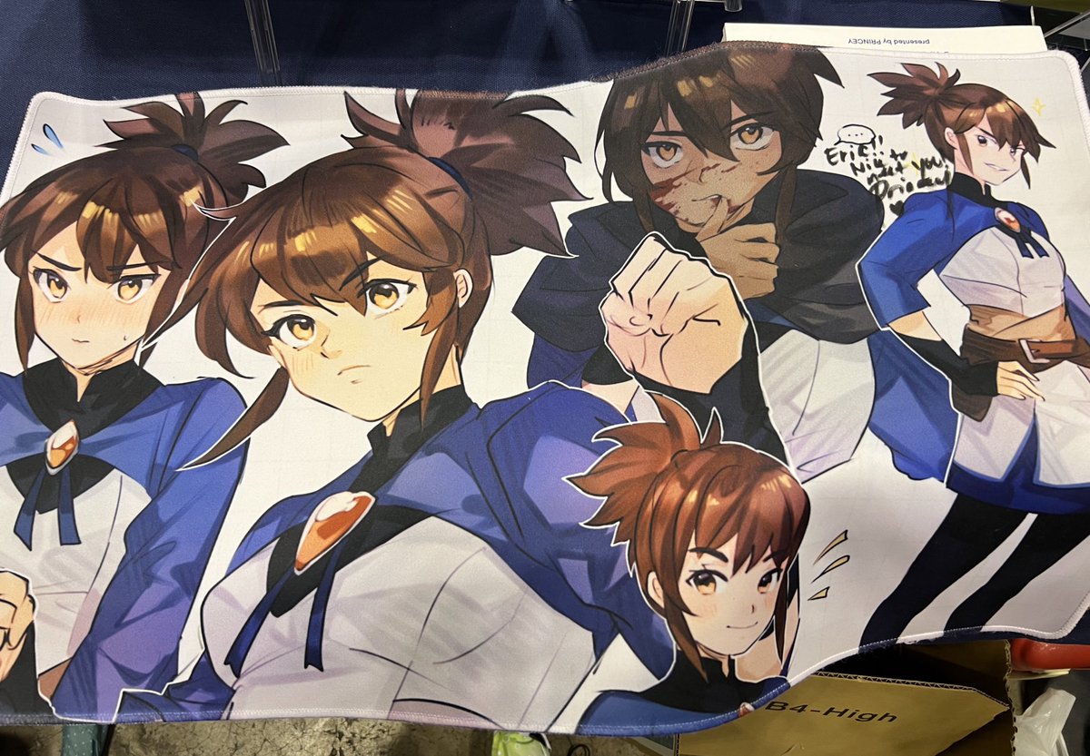 konpeitopanic's tweet photo. i was able to meet a follower from the US!! and they even brought a mat that has a commission i did for them!! 😭😭😭 thank you so much for dropping by!!!!!!! (and i apologise for my scribbly message and signature 🥺) https://t.co/mDaZQjFUyS