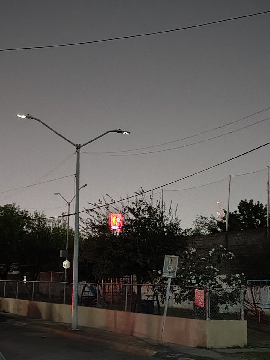 Alfarom4M's tweet photo. @Cicmty , Luminarias de parque fallando en la calle Encino, entre las calles Diego Díaz de Berlanga y Pino. Arboledas de Santo Domingo, San Nicolás de los Garza. https://t.co/jTn7tGs38q