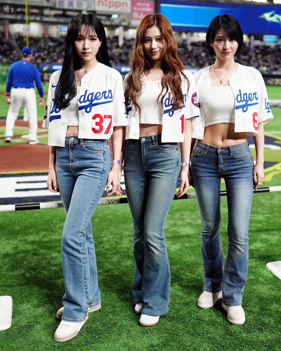 mlbespanol's tweet photo. MiSaMo en el Tokyo Dome para el segundo juego de exhibición de la #TokyoSeries. 🌟🇯🇵 https://t.co/WFK2IkEumO