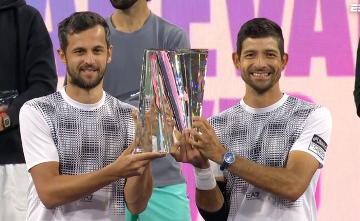 elgraficionado's tweet photo. ¡CAMPEÓN! Marcelo Arévalo levanta el título tras ganar en dobles, junto a Mate Pavic, el título de Master 1000 del Indian Wells en una jornada HISTÓRICA para el deporte salvadoreño. https://t.co/v1aoAm2ul5