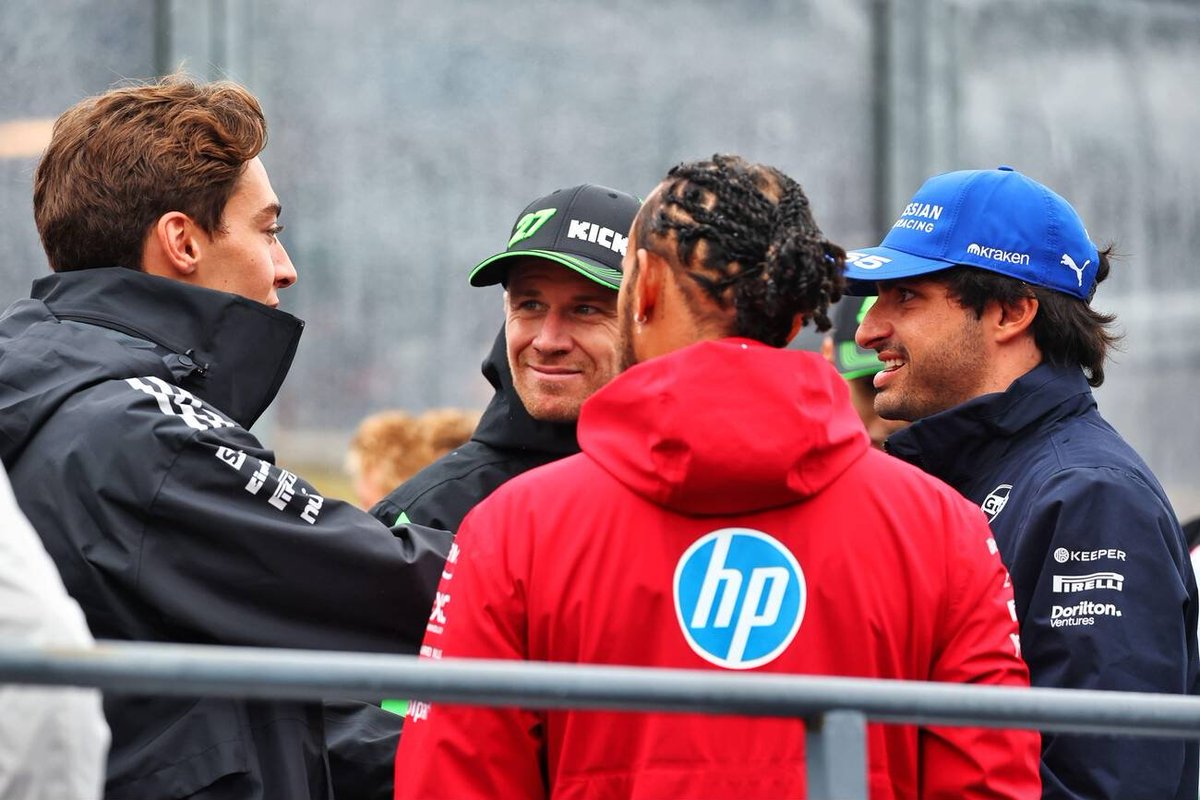carlos with lewis, george and nico during the drivers parade 💙