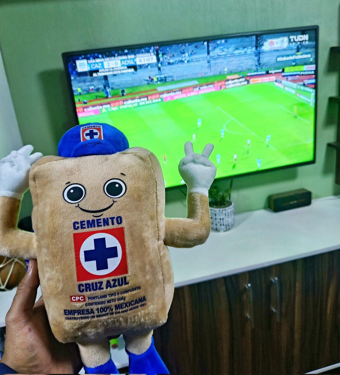 1ArthurTerrazas's tweet photo. Viendo ganar a mi máquina en #SabadoFutbolero https://t.co/NZles0r3xz