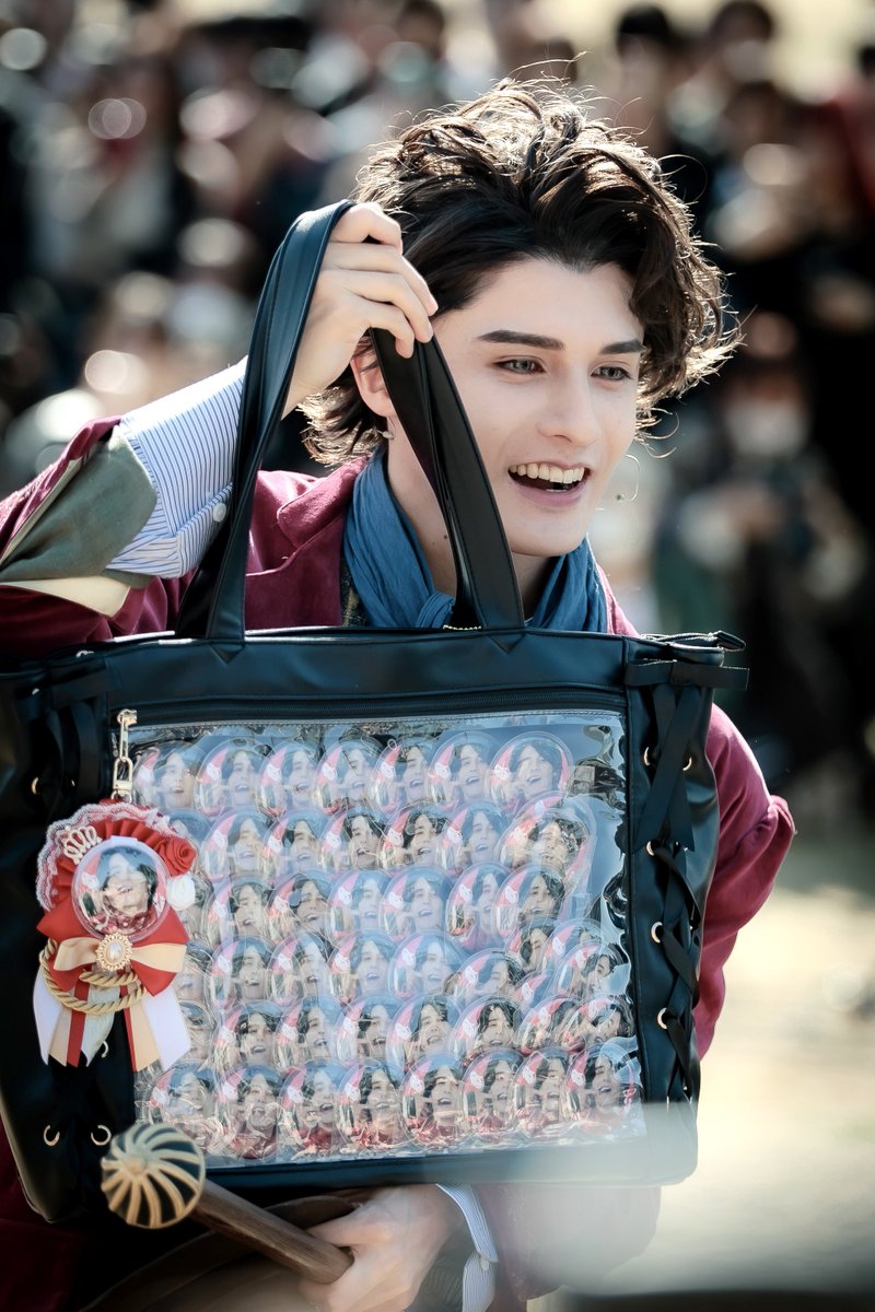 痛バックの完成度と、 それに喜んで見せびらかすスタンミさんの笑顔っ