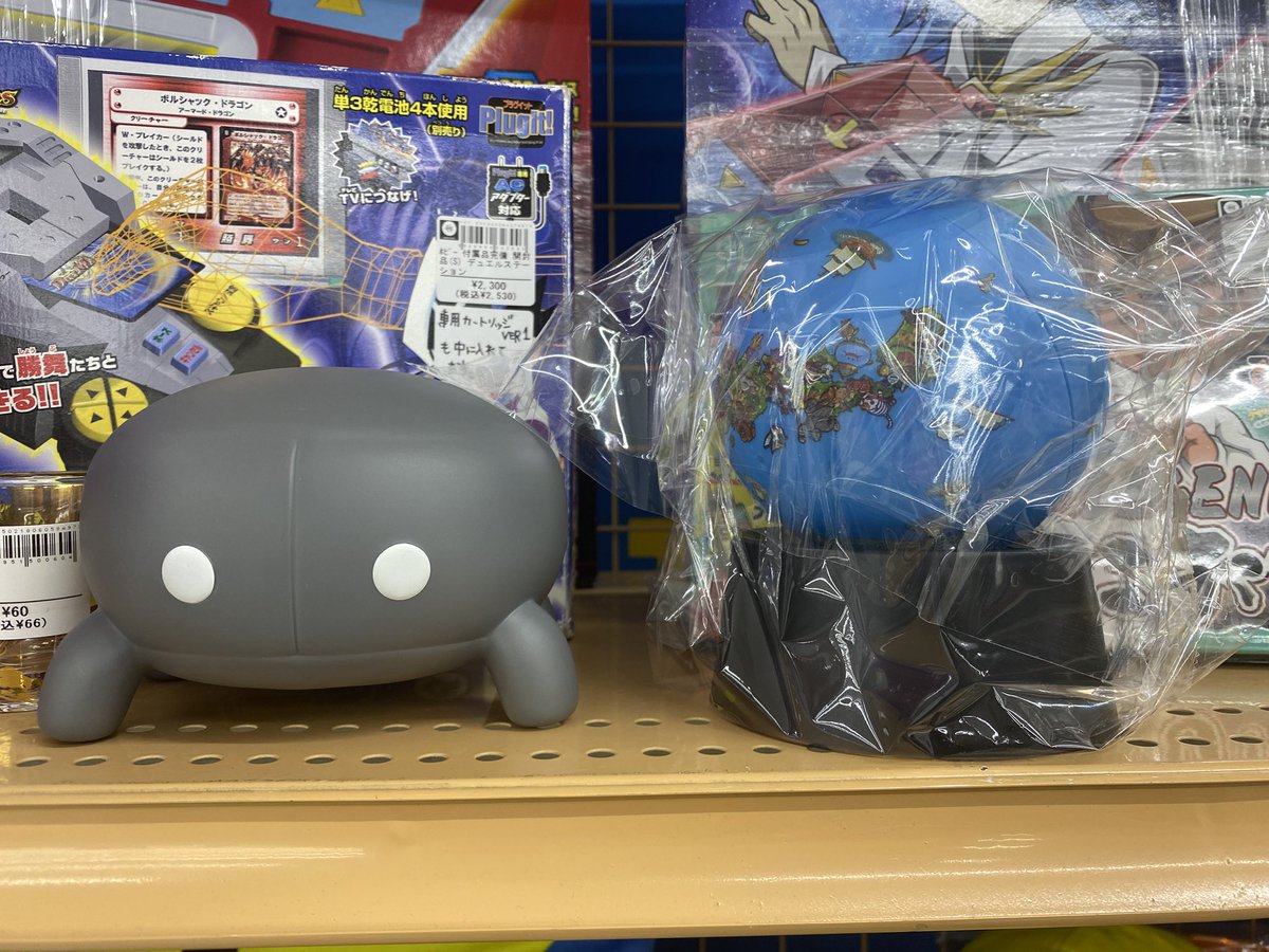 oichi123's tweet photo. 3月末で引っ越しになったんで今日は不用品をリサイクルショップに持ち込んだ…ら、こんなん発見🫡

地球儀？？の隣にこんな子が❣️

なんかちょっと描き足したらって気になってしもた😂

ちなみに300円でした💸 https://t.co/QUlVbe6qF7