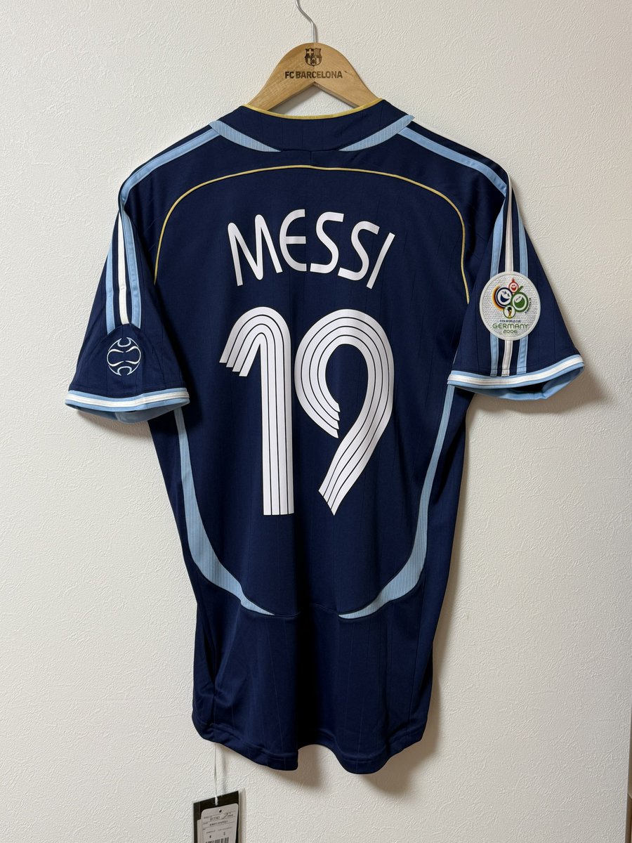 HonDaAnakin's tweet photo. 2006 FIFA WORLD CUP GERMANY
Argentina Away #10 MESSI

遂に"始まり"のシャツを入手
メッシのワールドカップ初出場&amp;得点のセルビアモンテネグロ戦モデル！ネームも幅狭で最高です🔥

この年のアウェイキットは神デザインが多すぎる

#みんなのサカシャツ
#メッシ https://t.co/5xGHV0kfUN